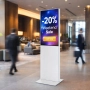 Totem reklamowy 43” LCD – wolnostojący ekran multimedialny biały